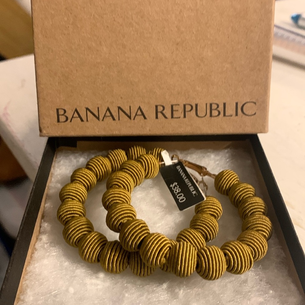 Banana Republic NEW IN BOX LARGE HOOPS 
2 1/2”
